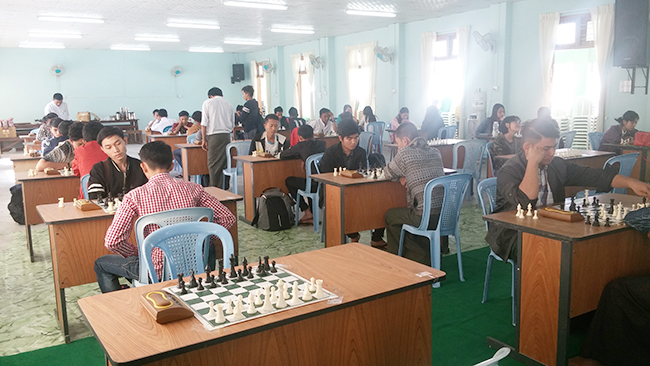 日本語パートナーズ ミャンマー マンダレー 各外国語科対抗のチェスの熱戦模様