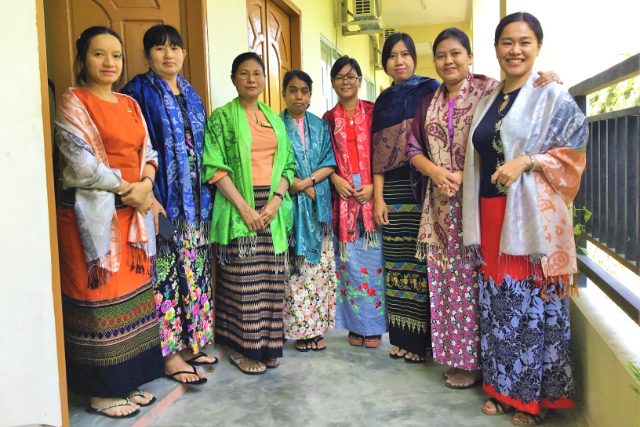 ミャンマー女性はオシャレ! 「ロンジー」ファッションショー ...