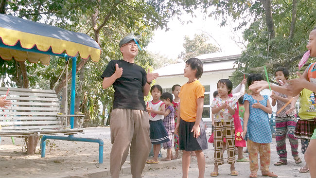 日本語パートナーズ ミャンマー マンダレー 孤児院の子供たちと紙トンボで遊んでいます