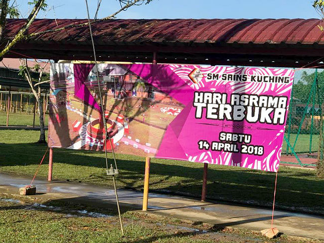 日本語パートナーズ マレーシア サラワク州 寮開放日を知らせる垂れ幕の写真