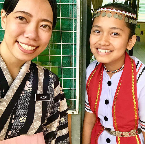 日本語パートナーズ マレーシア サラワク州 マレーシアの一民族ビダユ系の民族衣装を身に着けた生徒と浴衣を着た飯島さんのツーショット写真