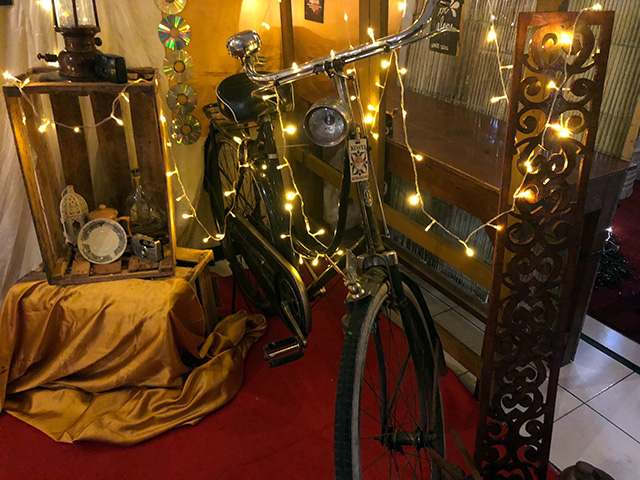 自転車や電飾で飾り付けられた教室の写真