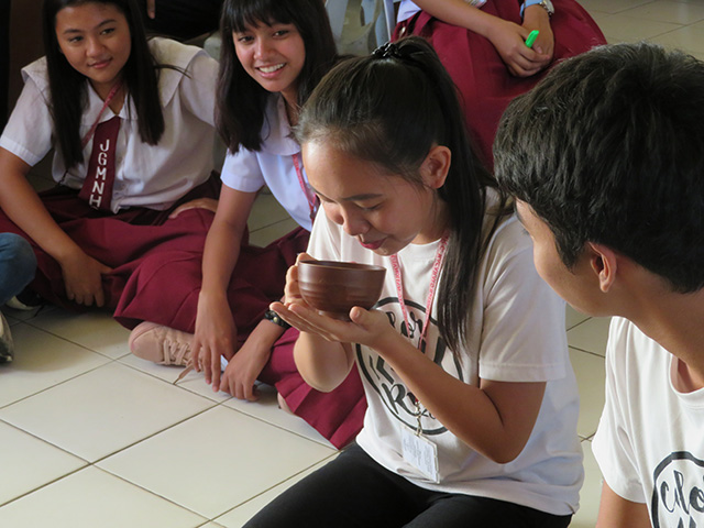 抹茶を飲む生徒の写真