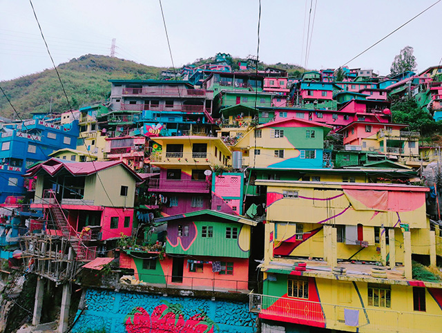 色の谷と呼ばれる住宅群の写真
