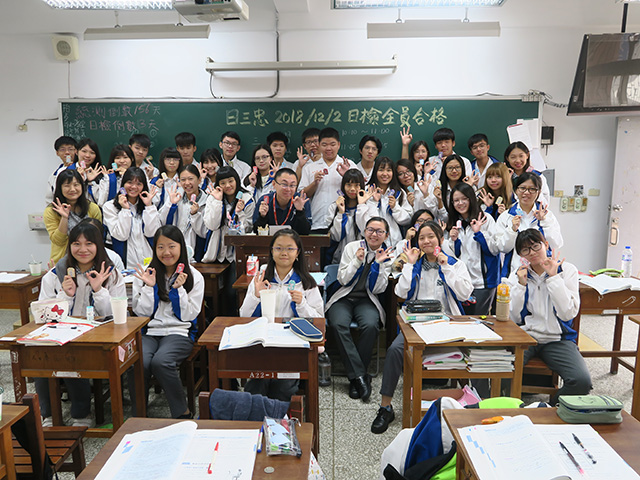 山本さんとお守りを持った生徒たちとの集合写真