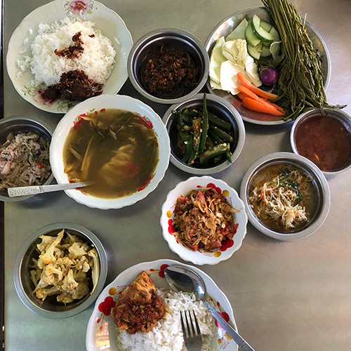 沢山の品数のミャンマー料理の写真