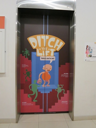 学生がデザインしたエレベーターの扉の写真 7