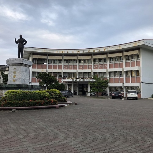 台東高校の校舎と銅像の写真