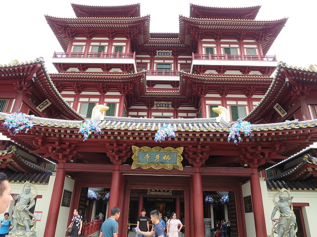 新加坡佛牙寺龍華院を正面から撮った写真