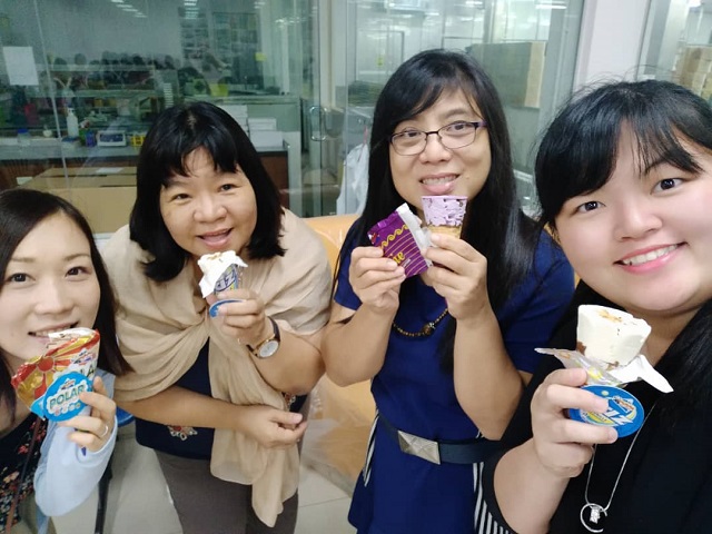 アイスクリームを食べる学校の先生と日本語パートナーの写真