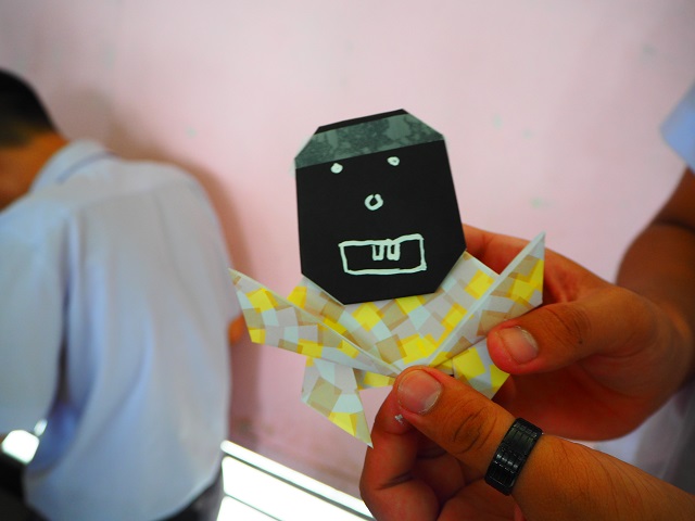 生徒が作った折り紙のてるてる坊主の写真 2