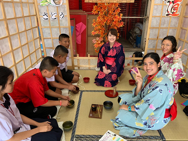 浴衣を着た植田さんや生徒たちと茶道を体験する生徒たちの写真