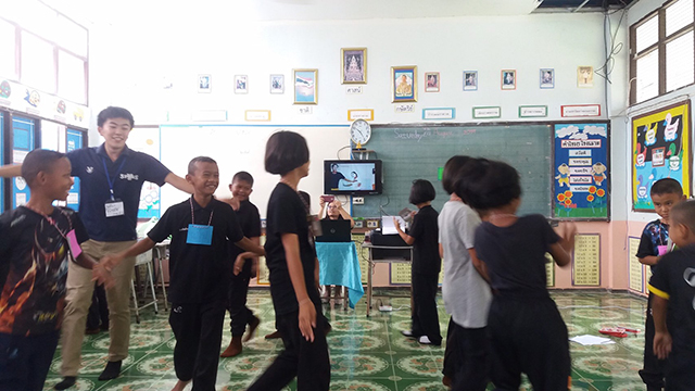 教室でダンスする生徒と若林さんの写真