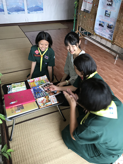 三人の生徒と談笑する大竹さんの写真