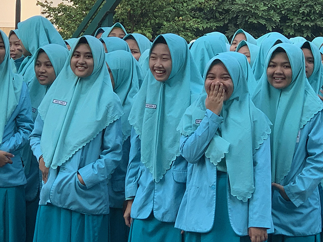 水色のヒジャブを着た女子生徒たちの写真