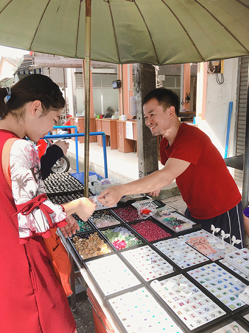 宝石店の店員とやり取りする日本語パートナーズの写真