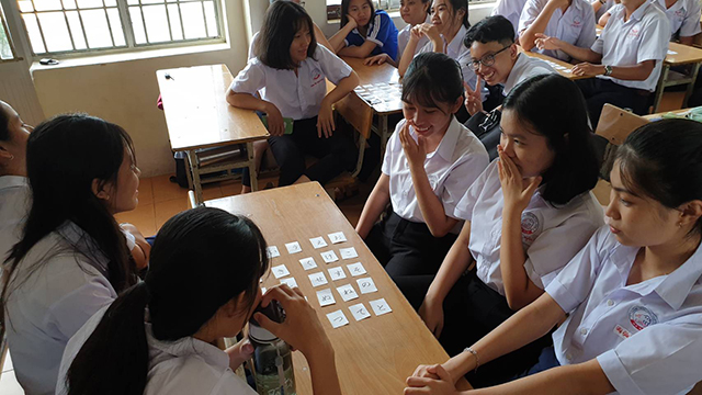 生徒たちが日本語カードを使ってゲームをしている様子の写真