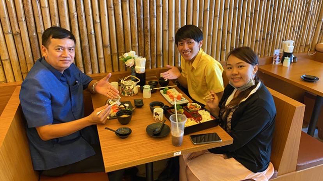 先生がたと日本食レストランで食事をしている写真