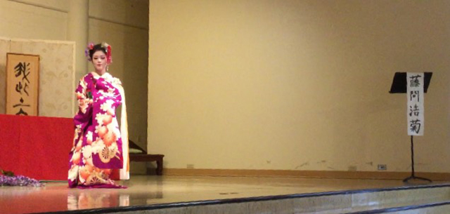 派遣後の活動のひとつ、日本舞踊披露の様子の写真