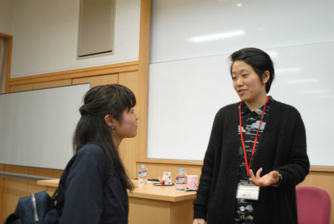 A photo of Kirsten Tan giving advice to a student Gakushuin Womens University